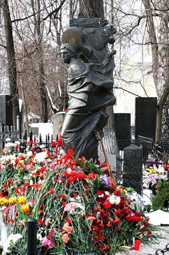 Памятник на могиле Высоцкого на Ваганьковском кладбище